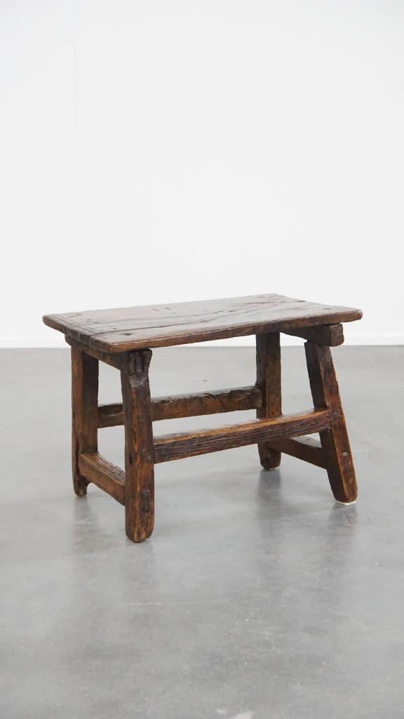 Antiek Spaans bijzettafeltje/ krukje uit de 16e eeuw, Antiek en Kunst, Antiek | Meubels | Tafels, Ophalen