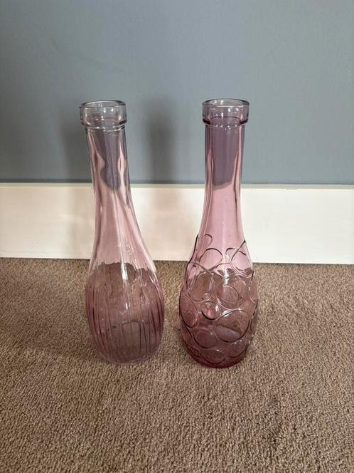 2 Roze glazen vaasjes 26 cm hoog, Huis en Inrichting, Woonaccessoires | Vazen, Gebruikt, Overige kleuren, Minder dan 50 cm, Glas