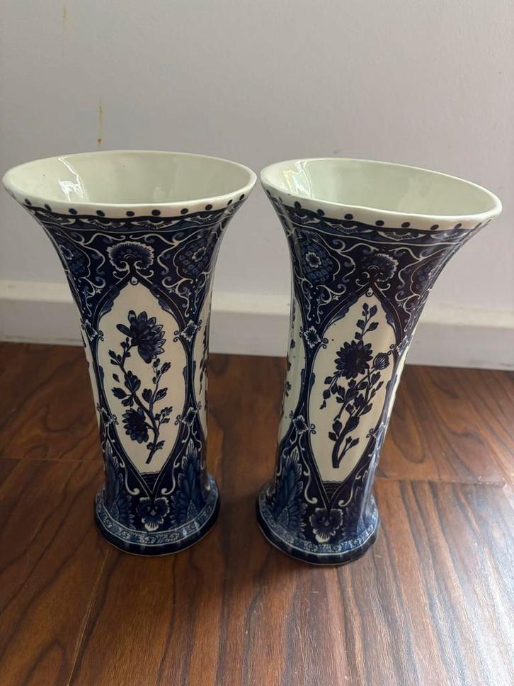 Twee Boch Royal Blauw Delft's Vazen de hoogte is : 26cm, Antiek en Kunst, Antiek | Vazen, Ophalen of Verzenden