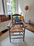Vintage houten armstoel met rieten zitting, Huis en Inrichting, Stoelen, Ophalen, Riet of Rotan, Gebruikt, Eén