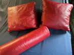 2 Rode leren kussens en een armrol Montel, Huis en Inrichting, Woonaccessoires | Kussens, Ophalen of Verzenden, Gebruikt, Rood