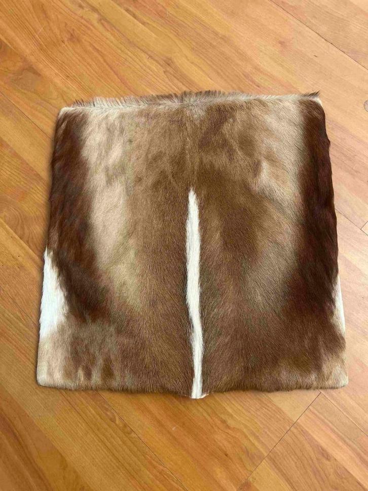 Geitenvacht springbok  kussen 38/38, Huis en Inrichting, Woonaccessoires | Kussens, Gebruikt, Bruin, Vierkant, Ophalen of Verzenden