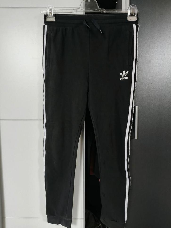 (Kinder XL) Zwarte Adidas Joggingbroek 2022 Katoen, Kleding | Dames, Sportkleding, Gedragen, Overige typen, Maat 34 (XS) of kleiner