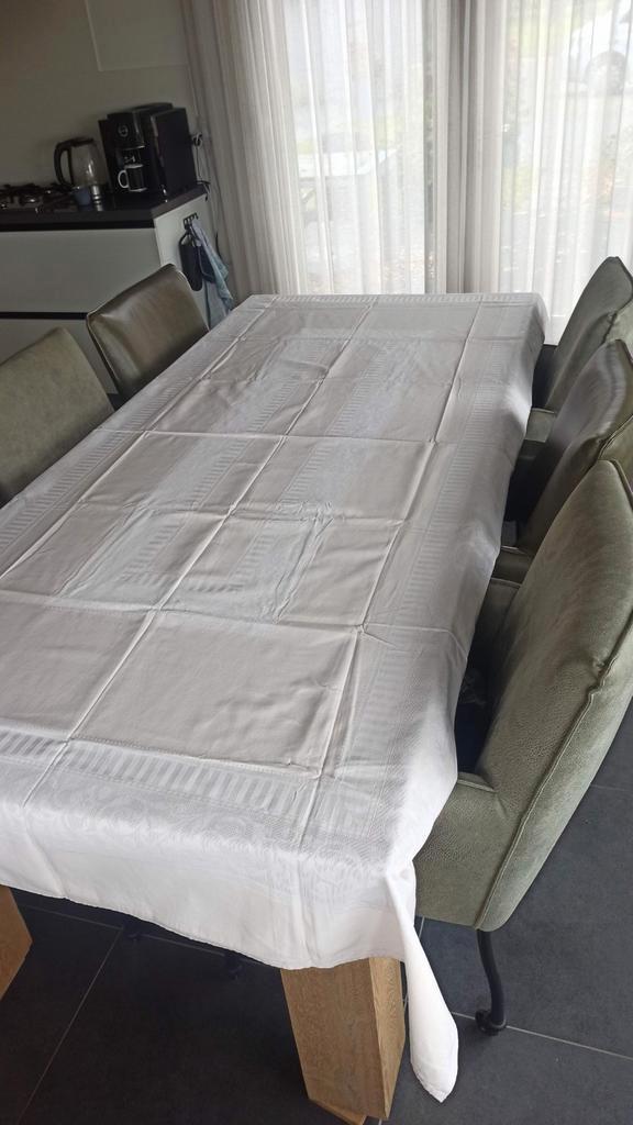 Zgan groot tafelkleed damast met mooie patronen 265 x 275, Huis en Inrichting, Tafelkleden, Zo goed als nieuw, Rechthoek, Ophalen of Verzenden