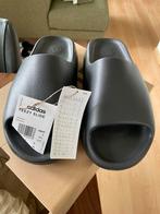 Yeezy Slide Onyx maat 43, Kleding | Heren, Schoenen, Slippers, Zwart, Nieuw, Ophalen of Verzenden