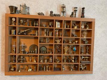 Miniatuur Collectie in Houten Kast beschikbaar voor biedingen