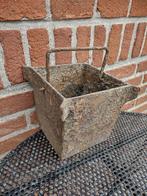 Zwaar metalen riool emmertje, putjes emmer hengsel vierkant., Huis en Inrichting, Emmers, Overige materialen, Gebruikt, Met handgreep