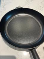 Staub koekenpan 28 cm mat zwart uitstekende staat, Huis en Inrichting, Keuken | Potten en Pannen, Gietijzer, Ophalen of Verzenden