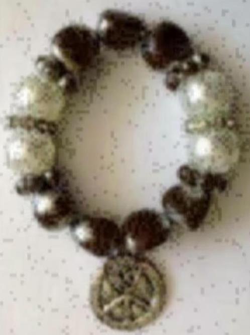 Grijs, witte armband met peace, vredes bedel, hanger, Sieraden, Tassen en Uiterlijk, Armbanden, Zo goed als nieuw, Grijs, Met bedels of kralen