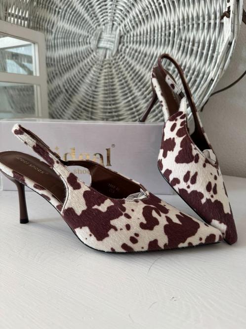 NIEUW > Super leuke Koeien print pumps / 40, Kleding | Dames, Schoenen, Nieuw, Schoenen met hoge hakken, Overige kleuren, Verzenden