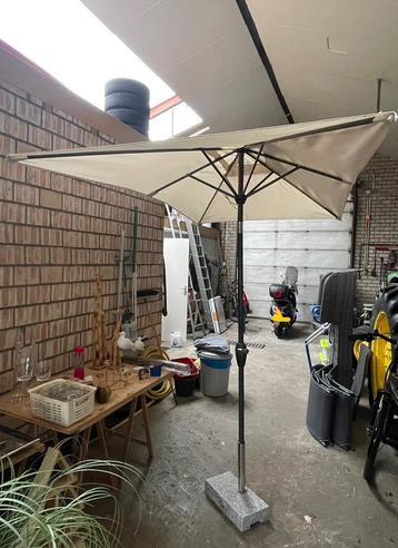TE KOOP - Parasol + voet beschikbaar voor biedingen