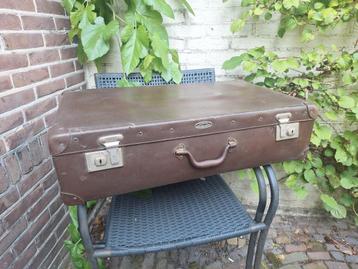 Vintage Bruine Koffer - Oldtimer Stijl beschikbaar voor biedingen