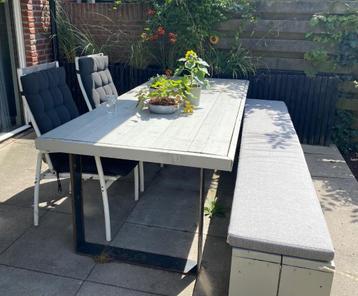 Prachtige grote tuintafel beschikbaar voor biedingen