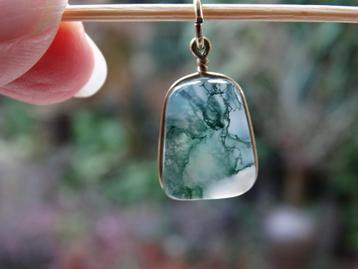 Gouden hanger met mosagaat, kussen geslepen beschikbaar voor biedingen