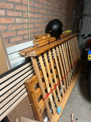 Houten bed eenpersoons beschikbaar voor biedingen