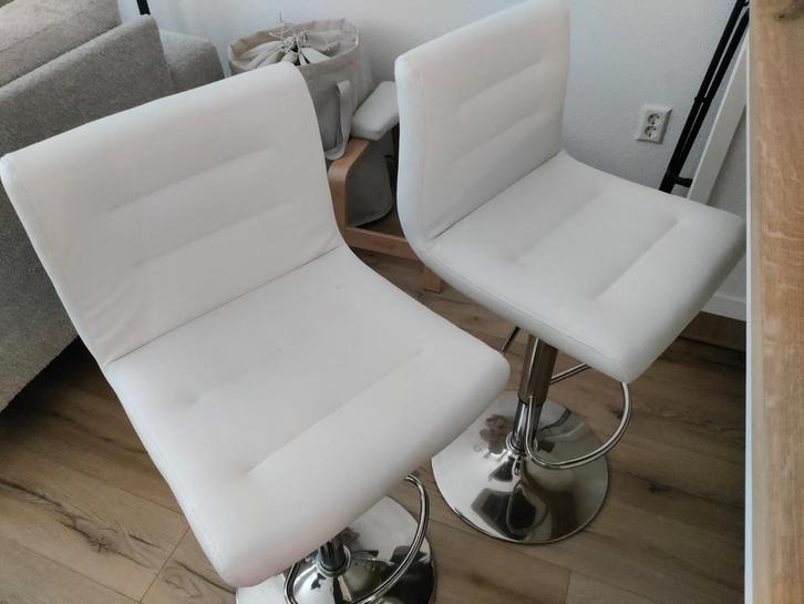 Twee witte barkrukken, Huis en Inrichting, Barkrukken, Zo goed als nieuw, 60 tot 90 cm, Kunststof, Metaal, 2 krukken, In hoogte verstelbaar