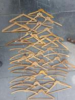 40 Oude antieke houten brocante kledinghangers met opschrift, Ophalen of Verzenden