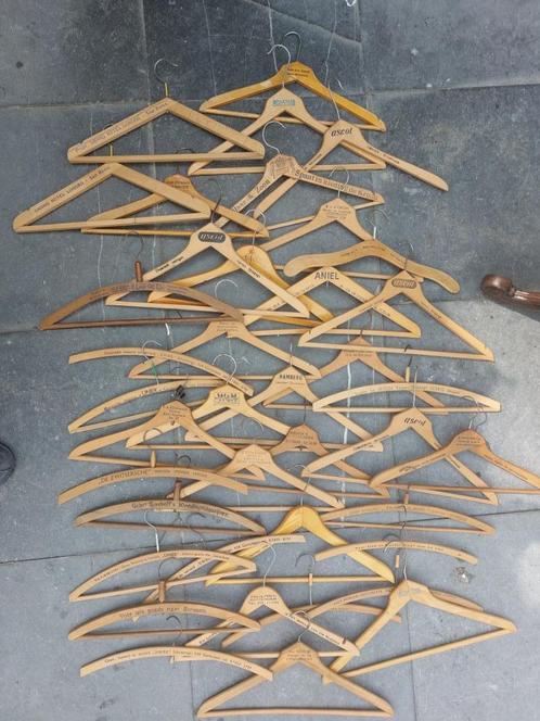 40 Oude antieke houten brocante kledinghangers met opschrift, Antiek en Kunst, Curiosa en Brocante, Ophalen of Verzenden