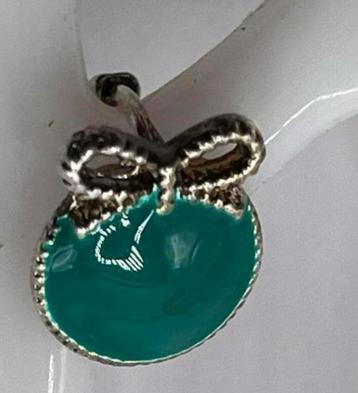 Aparte zilverkleurige /groene cadeautje oorbellen met strik beschikbaar voor biedingen