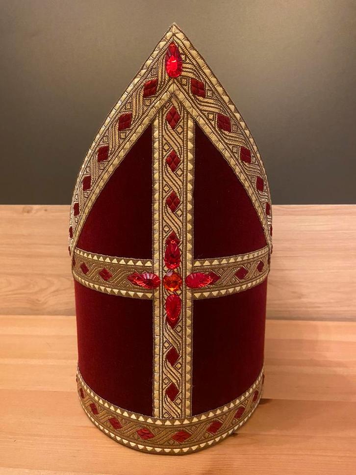 Sinterklaas mijter Nieuw! Bordeauxrood 62cm., Diversen, Sinterklaas, Zo goed als nieuw, Ophalen of Verzenden