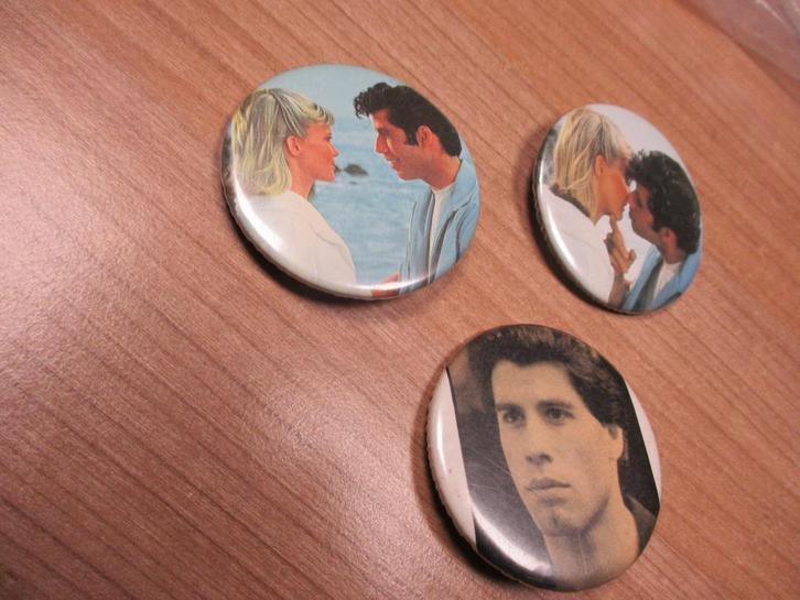 GREASE JOHN TRAVOLTA&OLIVIA NEWTON JOHN BUTTONS, Verzamelen, Film en Tv, Gebruikt, Film, Overige typen, Ophalen of Verzenden