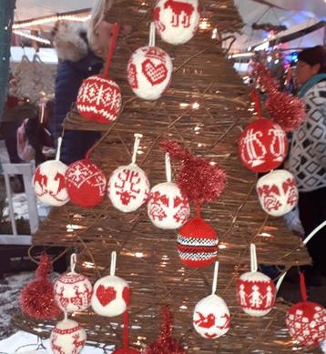 Kerstballen gebreid beschikbaar voor biedingen