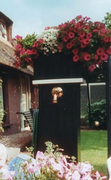 Nostalgische waterpomp met kraan, om op te knappen. beschikbaar voor biedingen