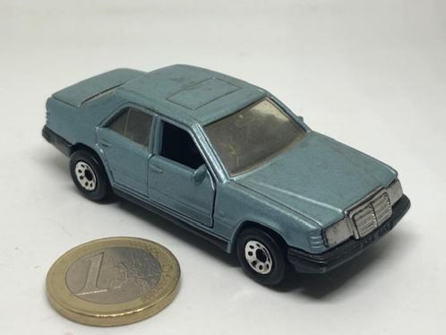 Mercedes 300E Lichtblauw, Matchbox, Hobby en Vrije tijd, Modelauto's | Overige schalen, Gebruikt, Auto, Ophalen of Verzenden