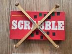 SCRABBLE MET HOUTEN LETTERS EN DRAAITAVEL, Hobby en Vrije tijd, Gezelschapsspellen | Bordspellen, Een of twee spelers, Ophalen of Verzenden