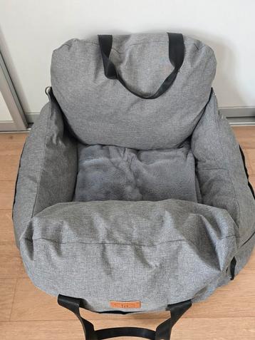 Hondenmand voor in de auto beschikbaar voor biedingen