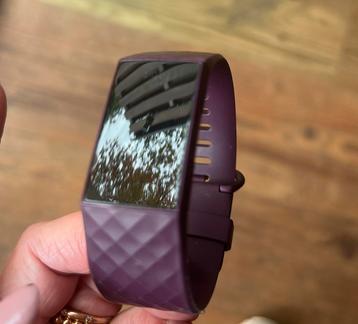 Fitbit charge 4 donker paars beschikbaar voor biedingen