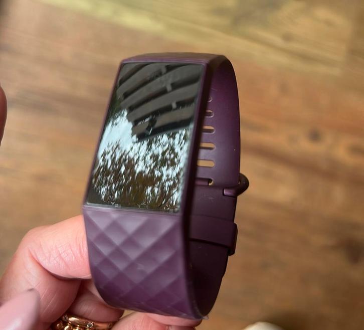 Fitbit charge 4 donker paars, Sport en Fitness, Hartslagmeters, Zo goed als nieuw, Overige merken, Ophalen of Verzenden