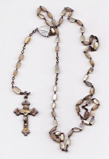 Oude rozenkrans met parelmoerachtige glazen kralen (5850-72) beschikbaar voor biedingen