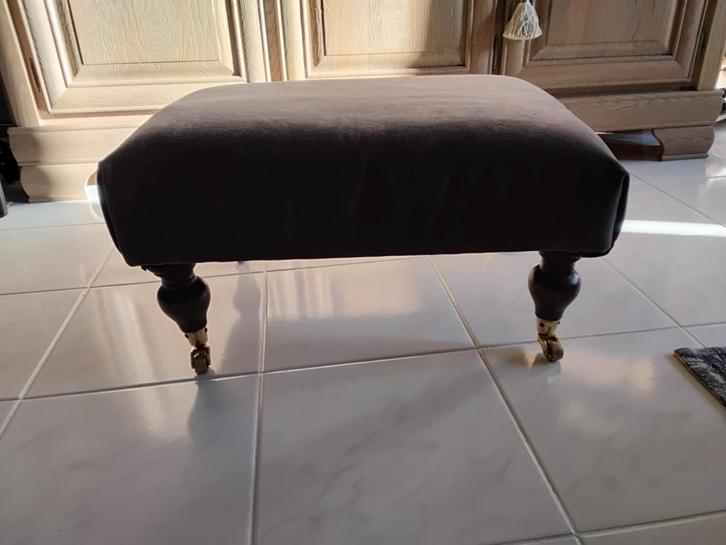 Grijze poef/hocker/voetenbank houten pootjes met wieltjes, Huis en Inrichting, Banken | Voetenbanken en Poefen, Minder dan 50 cm