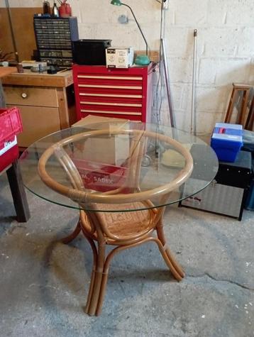 Rotan tafel met glazen blad