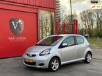 Toyota Aygo 1.0-12V Navigator • Airco • LM-Velgen, Auto's, Toyota, Origineel Nederlands, Te koop, Zilver of Grijs, Benzine