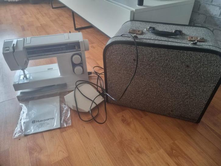Husqvarna Naaimachine met Koffer, Hobby en Vrije tijd, Naaimachines en Toebehoren, Gebruikt, Naaimachine, Husqvarna, Ophalen of Verzenden