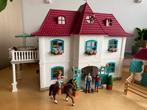 Schleich Horse Club 42551 Huis met stal - Compleet!, Kinderen en Baby's, Speelgoed | Poppenhuizen, Ophalen of Verzenden, Zo goed als nieuw