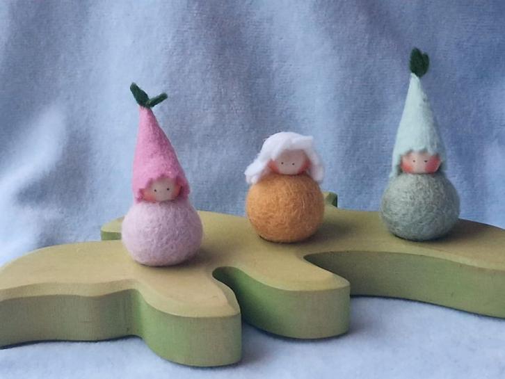 Bloemenkind popje Vrije School Seizoenstafel jaarring steker, Hobby en Vrije tijd, Vilt, Nieuw, Figuurtje(s), Wolvilt, Verzenden