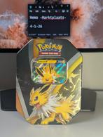 Jolteon Eevee Evolution Tin 8 op voorraad, Hobby en Vrije tijd, Verzamelkaartspellen | Pokémon, Ophalen of Verzenden, Zo goed als nieuw