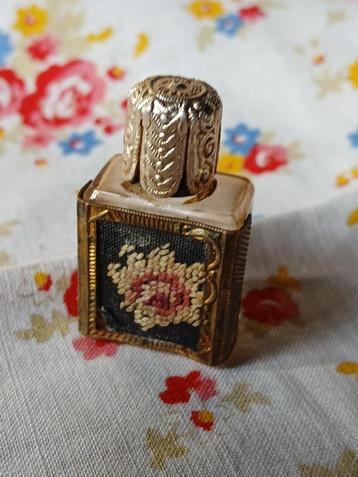 Parfumflesje petit point beschikbaar voor biedingen
