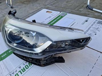 Koplamp Hyundai i20 LED rechtsvoor beschadigd 92102C8200 beschikbaar voor biedingen