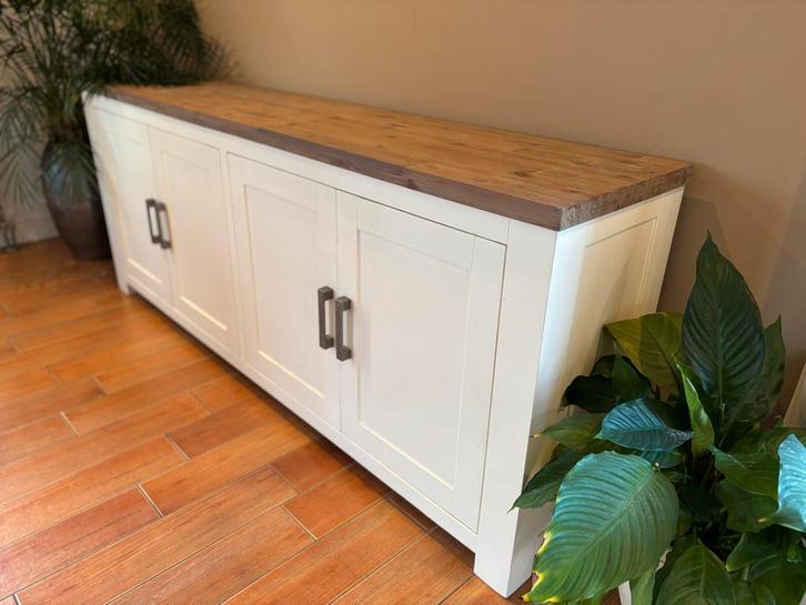 Dressoir Lizzano, Huis en Inrichting, Kasten | Buffetkasten, Zo goed als nieuw, Minder dan 100 cm, 200 cm of meer, 25 tot 50 cm