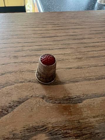 Vingerhoedje zilver beschikbaar voor biedingen