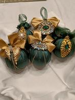 Kerstbal handgedecoreerde met groen satijn en echt stras, Ophalen of Verzenden, Nieuw