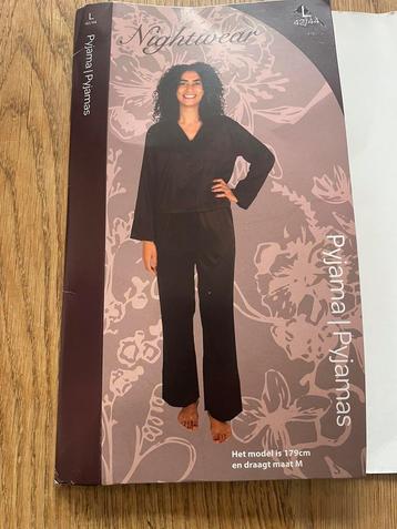 In plastic: Nieuwe Bruine/Auberginekleur Glans Pyjama maat L beschikbaar voor biedingen