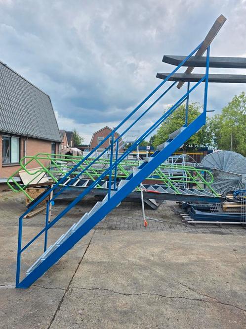 Stalen trap blauw. Hoog 2.32mtr. Nob098, Doe-het-zelf en Verbouw, Ladders en Trappen, Zo goed als nieuw, 2 tot 4 meter, Ophalen