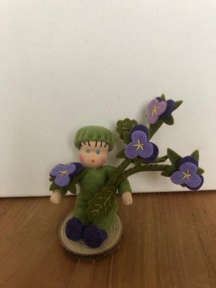 Seizoenstafel violenkind atelier Pippilotta Violenkindje, Hobby en Vrije tijd, Vilt, Nieuw, Figuurtje(s), Wolvilt, Ophalen of Verzenden