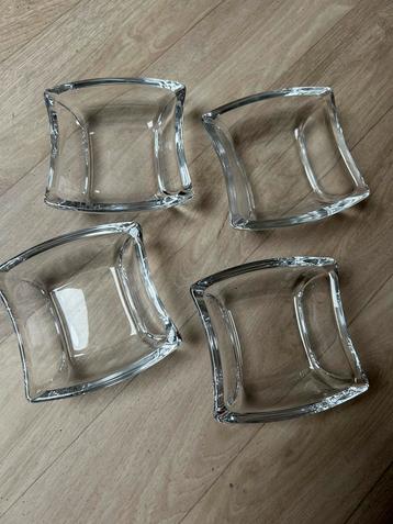 4 Glazen Pindaschaaltjes / Sausschaaltjes beschikbaar voor biedingen