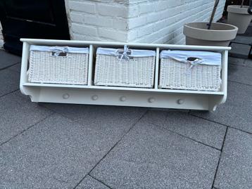 Witte Kapstok met Mandjes beschikbaar voor biedingen